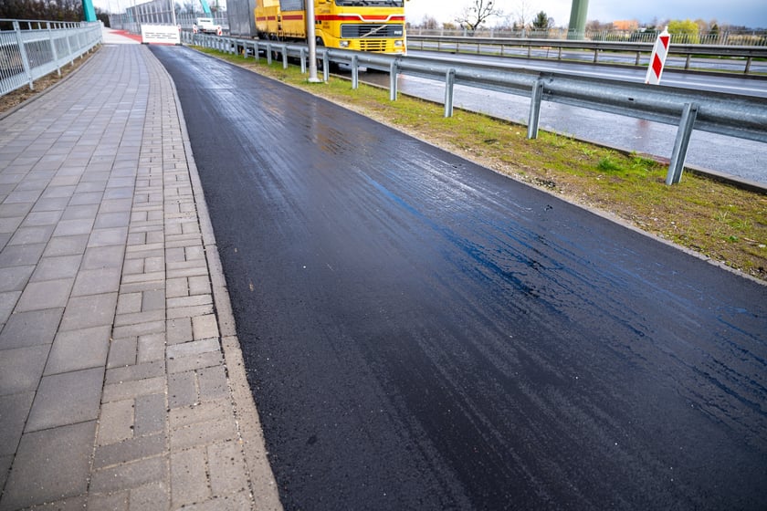 Przybywa asfaltu na kolejnych odcinkach drogi rowerowej na alei Wielkiej Wyspy.